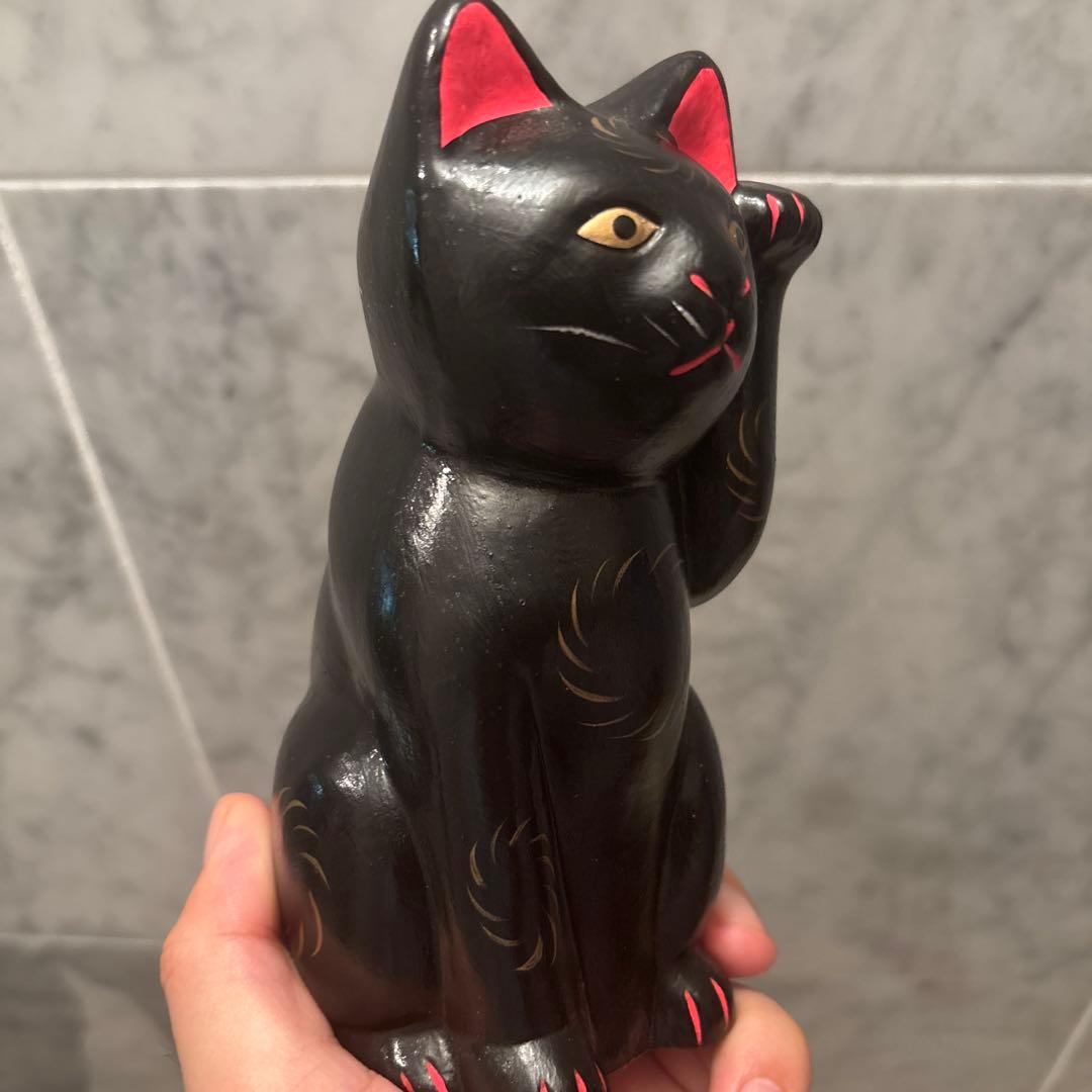 妖艶な黄金の瞳や身体の模様が神秘的な招き猫の陶器オブジェ