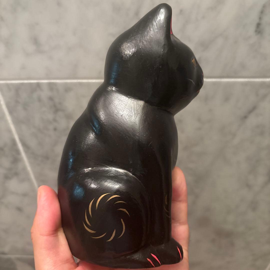妖艶な黄金の瞳や身体の模様が神秘的な招き猫の陶器オブジェ