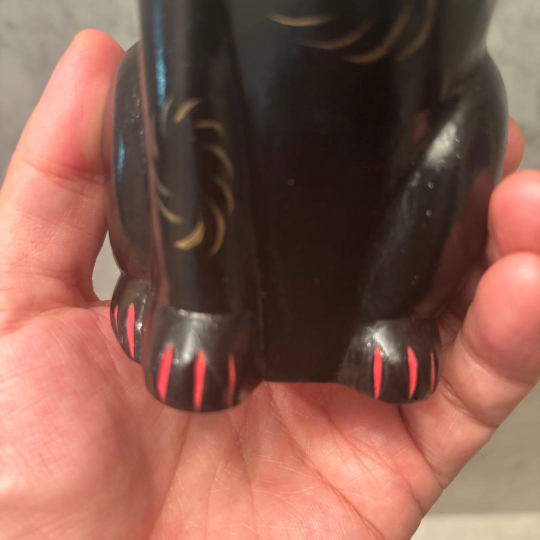 妖艶な黄金の瞳や身体の模様が神秘的な招き猫の陶器オブジェ