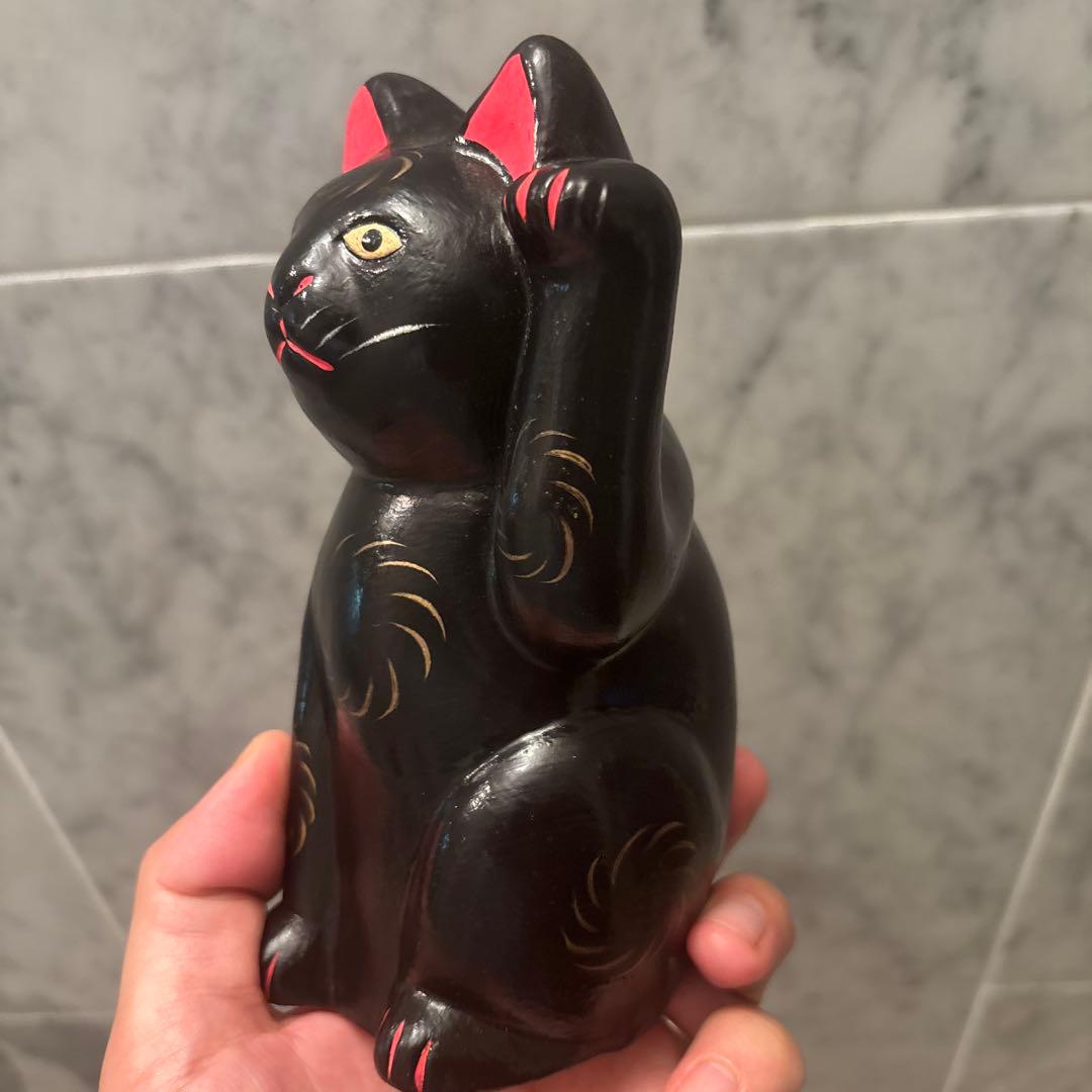 妖艶な黄金の瞳や身体の模様が神秘的な招き猫の陶器オブジェ