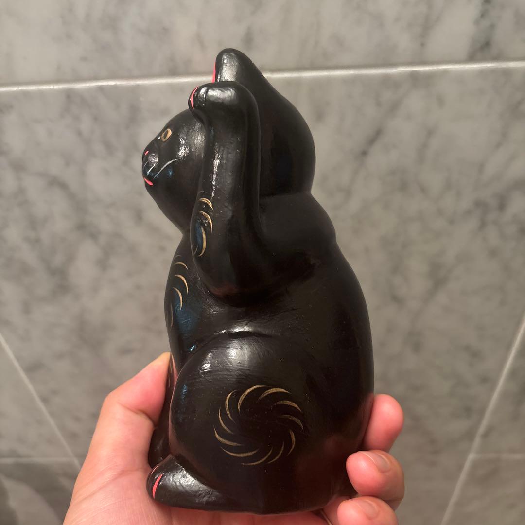 妖艶な黄金の瞳や身体の模様が神秘的な招き猫の陶器オブジェ