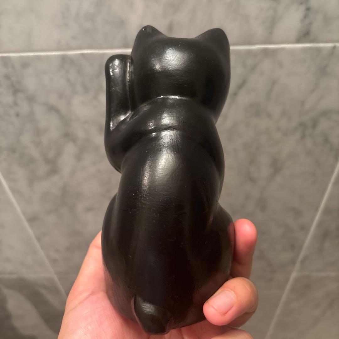 妖艶な黄金の瞳や身体の模様が神秘的な招き猫の陶器オブジェ