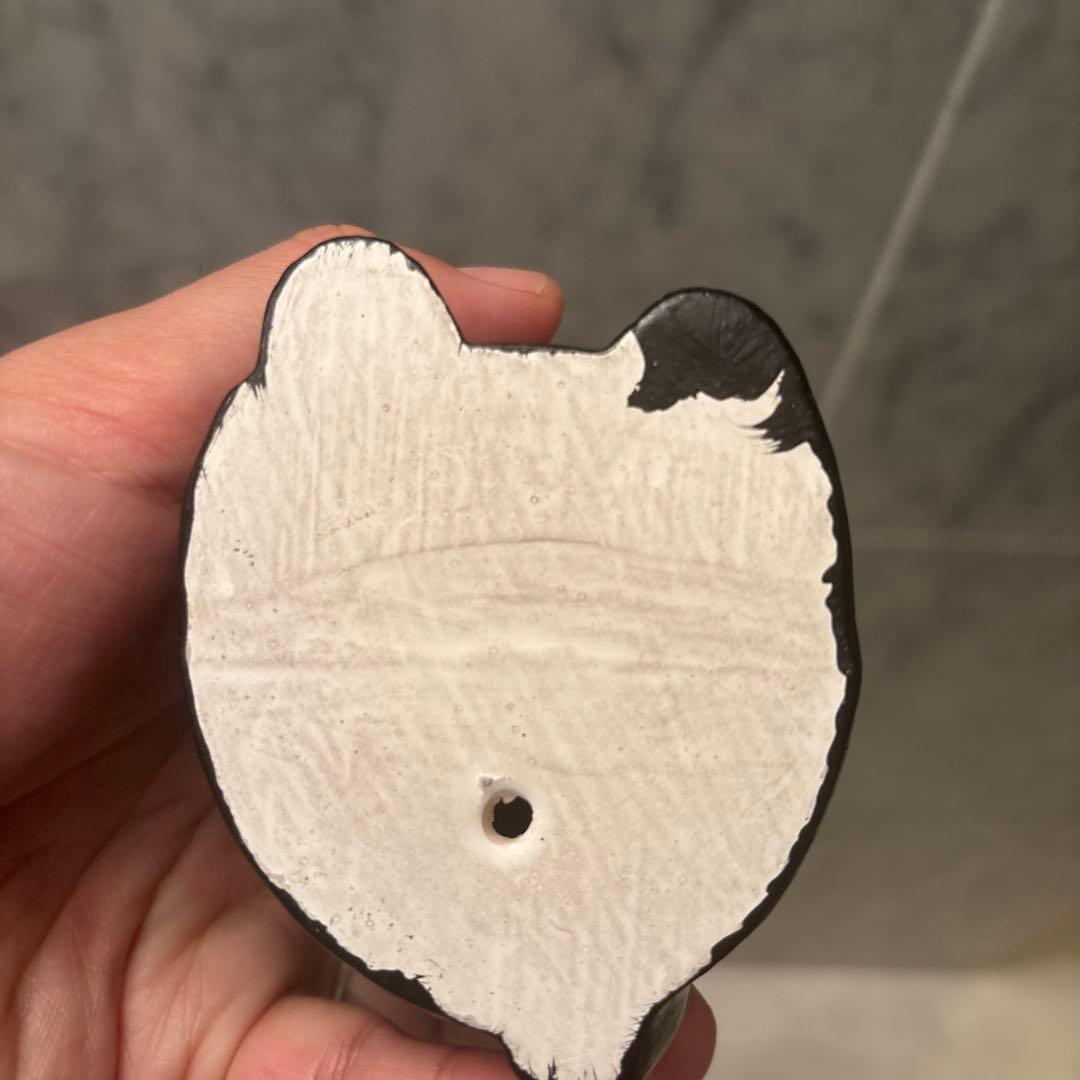 妖艶な黄金の瞳や身体の模様が神秘的な招き猫の陶器オブジェ