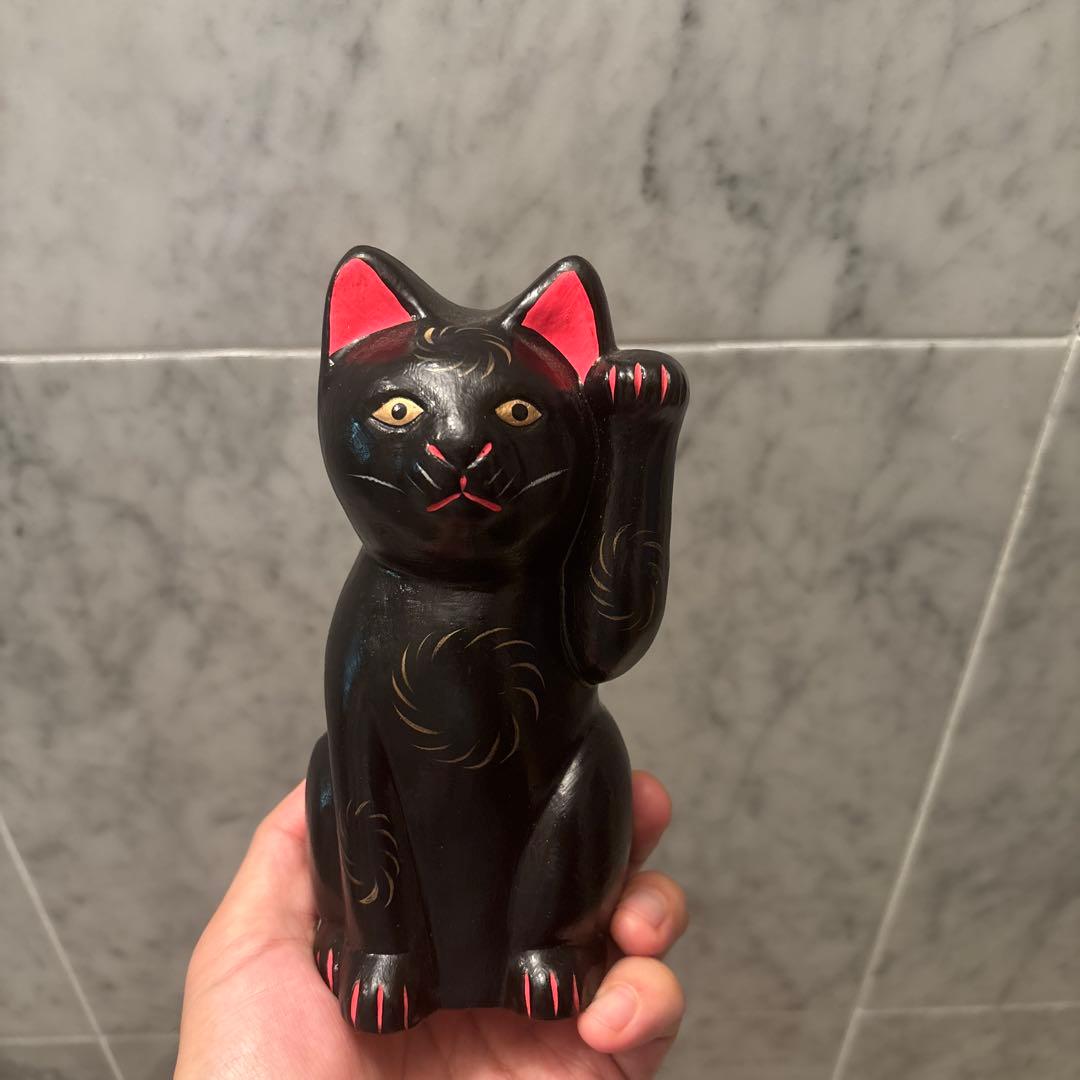 妖艶な黄金の瞳や身体の模様が神秘的な招き猫の陶器オブジェ