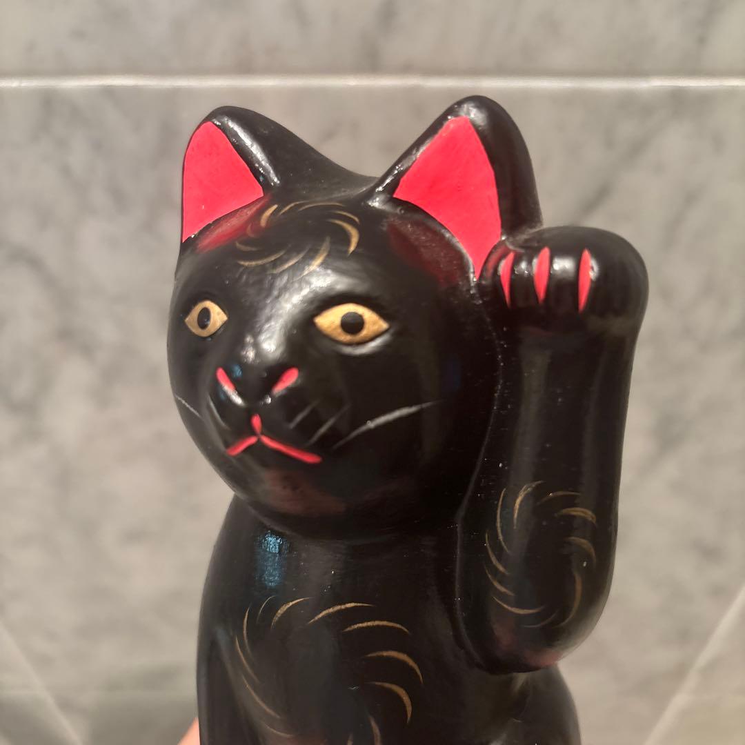 妖艶な黄金の瞳や身体の模様が神秘的な招き猫の陶器オブジェ