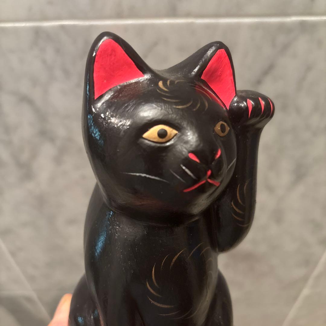 妖艶な黄金の瞳や身体の模様が神秘的な招き猫の陶器オブジェ