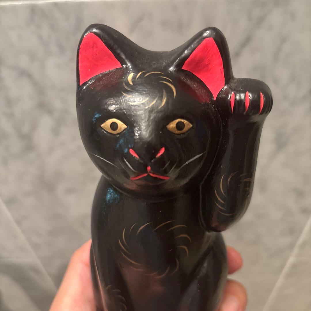 妖艶な黄金の瞳や身体の模様が神秘的な招き猫の陶器オブジェ