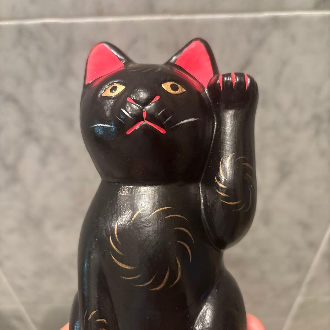 妖艶な黄金の瞳や身体の模様が神秘的な招き猫の陶器オブジェ