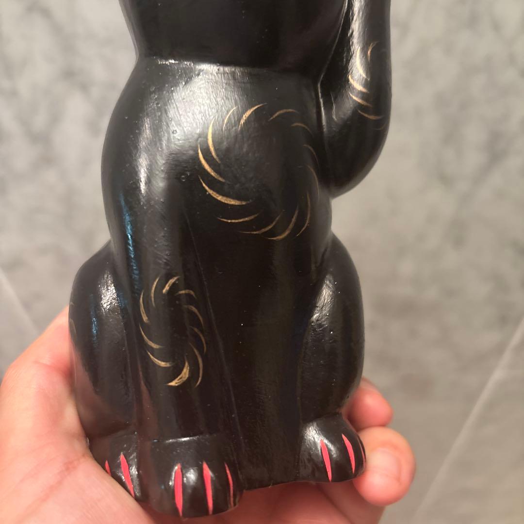 妖艶な黄金の瞳や身体の模様が神秘的な招き猫の陶器オブジェ