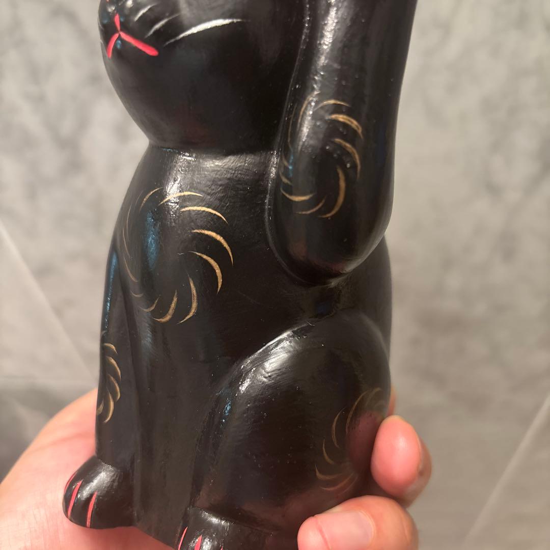 妖艶な黄金の瞳や身体の模様が神秘的な招き猫の陶器オブジェ