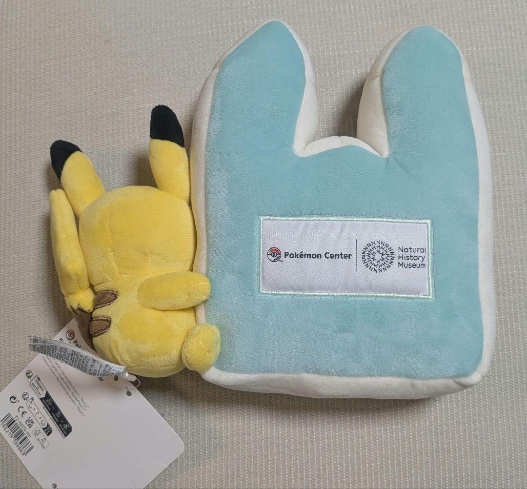 ポケモン x 自然史博物館　ロンドン　ピカチュウぬいぐるみ