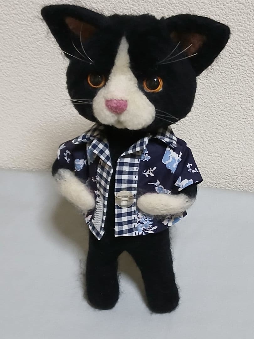 羊毛フェルト23cm　チェック柄コートの黒白猫