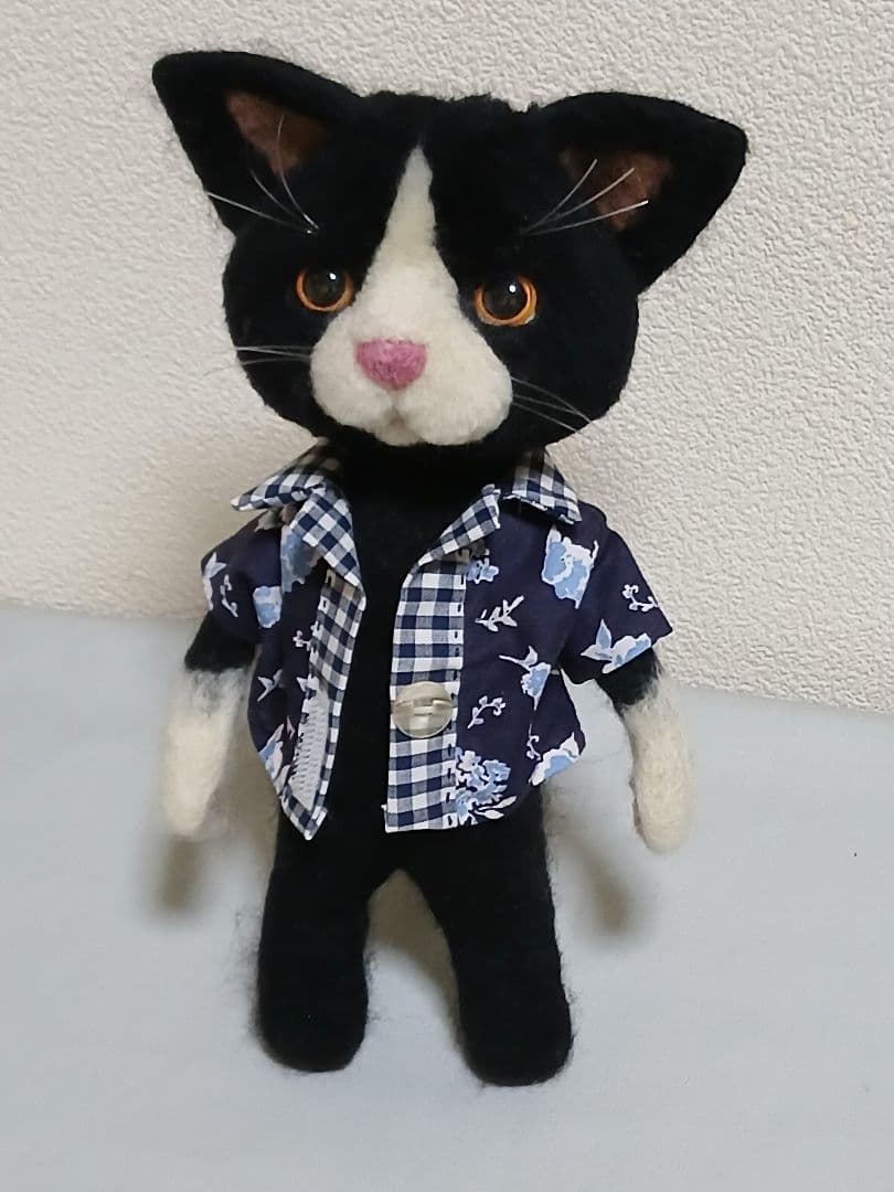 羊毛フェルト23cm　チェック柄コートの黒白猫