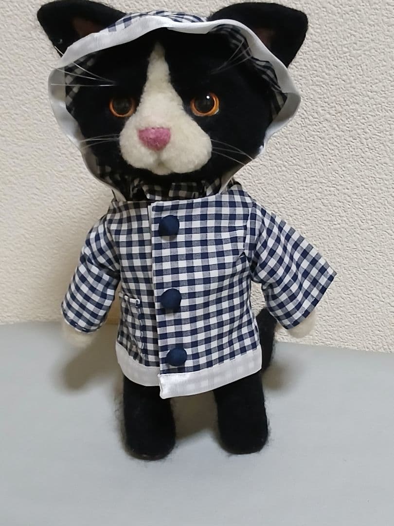 羊毛フェルト23cm　チェック柄コートの黒白猫