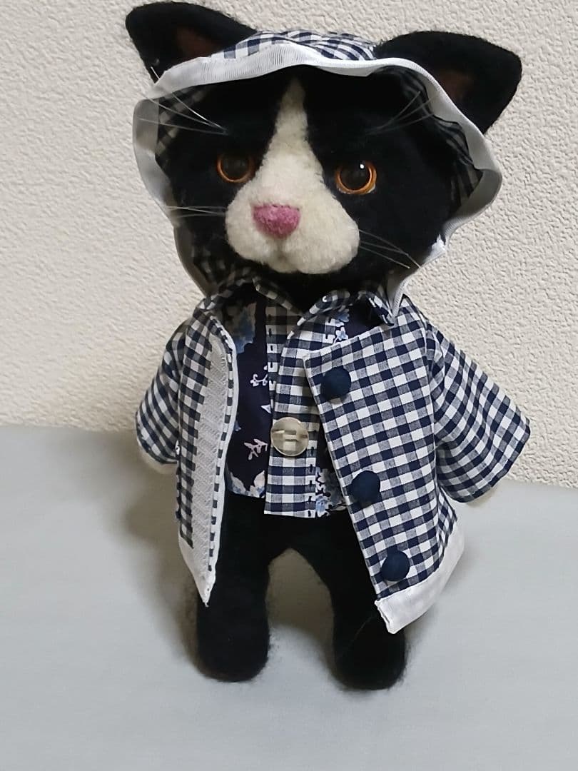羊毛フェルト23cm　チェック柄コートの黒白猫
