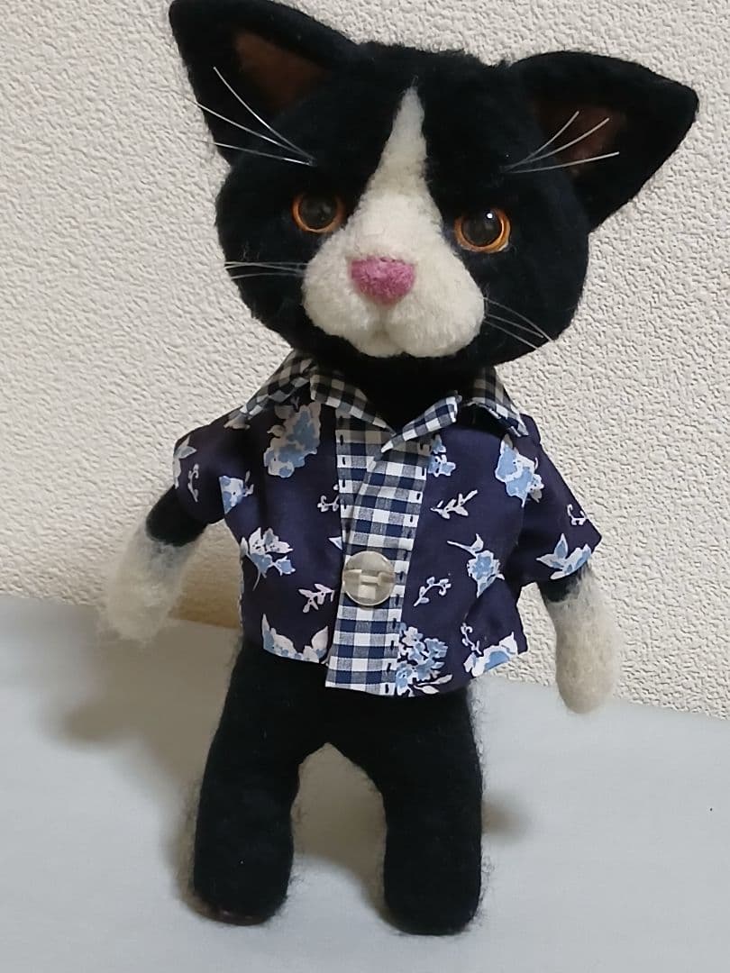 羊毛フェルト23cm　チェック柄コートの黒白猫