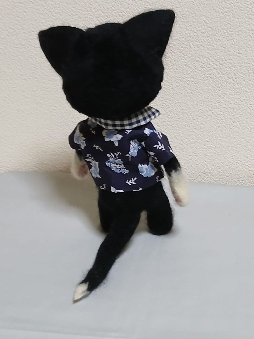 羊毛フェルト23cm　チェック柄コートの黒白猫