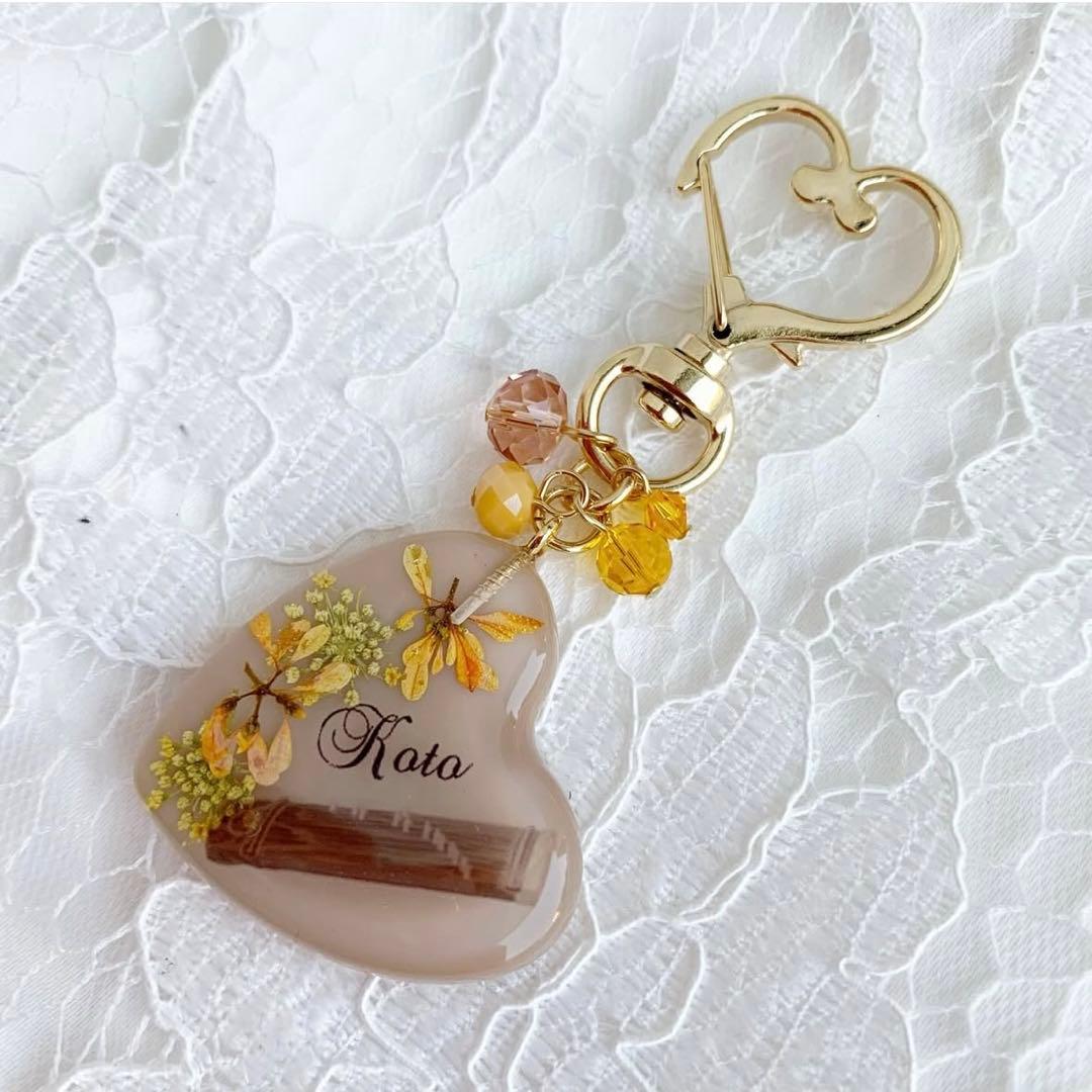 【3161】琴キーホルダー ベージュハート 黄色レースフラワーと橙ユーフォルビア