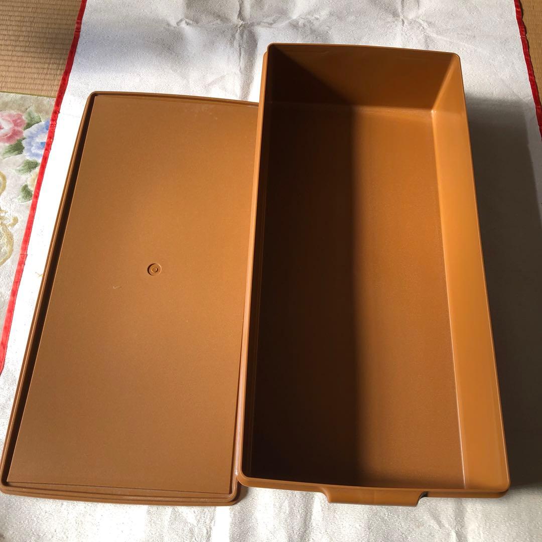 タッパーウェア製衣類保存箱一個