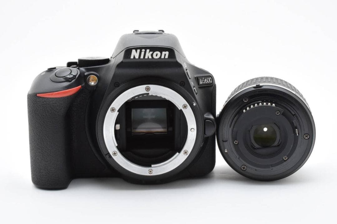 ニコン　Nikon D5600 レンズキット 《S数 12101回》