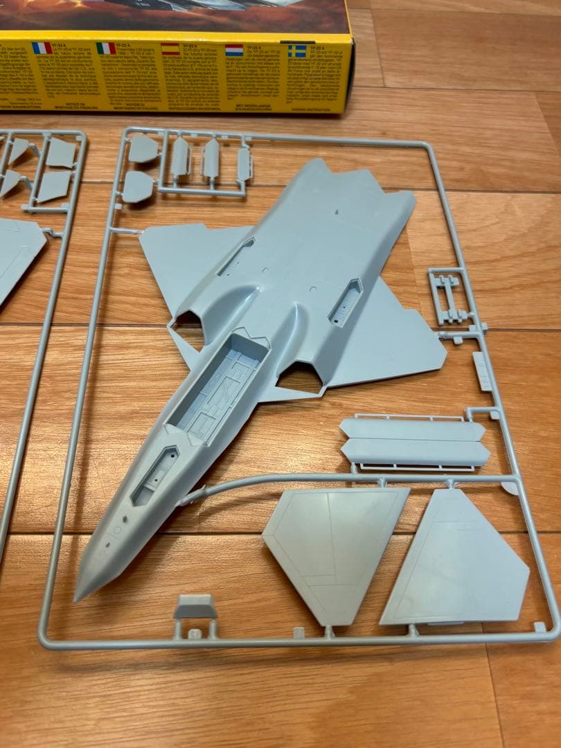 イタレリ 1/72 アメリカ空軍 YF-23 ステルス戦闘機 プラモデル 未組立