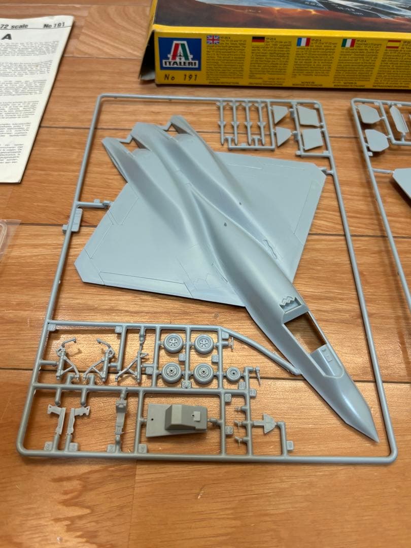 イタレリ 1/72 アメリカ空軍 YF-23 ステルス戦闘機 プラモデル 未組立