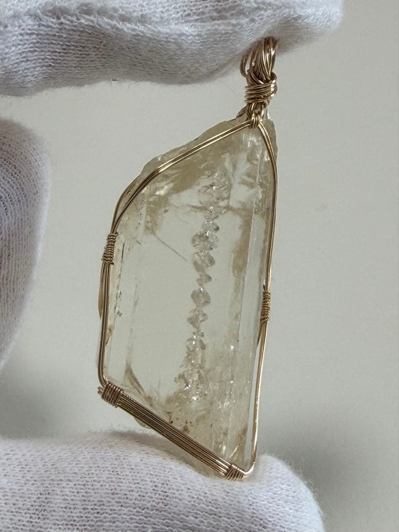 螺旋構造　タンザニア産スポデューメン　女神巻き原石アクセサリー　ペンダントトップ