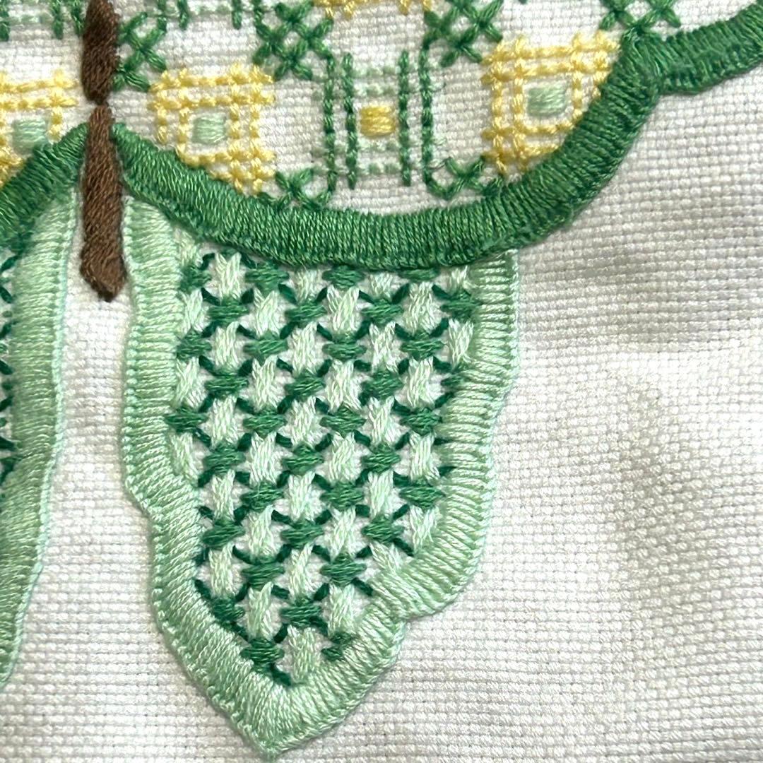 ※ハンドメイド※ 蝶の刺繍 テーブルクロス　戸塚刺繍　タティングレース