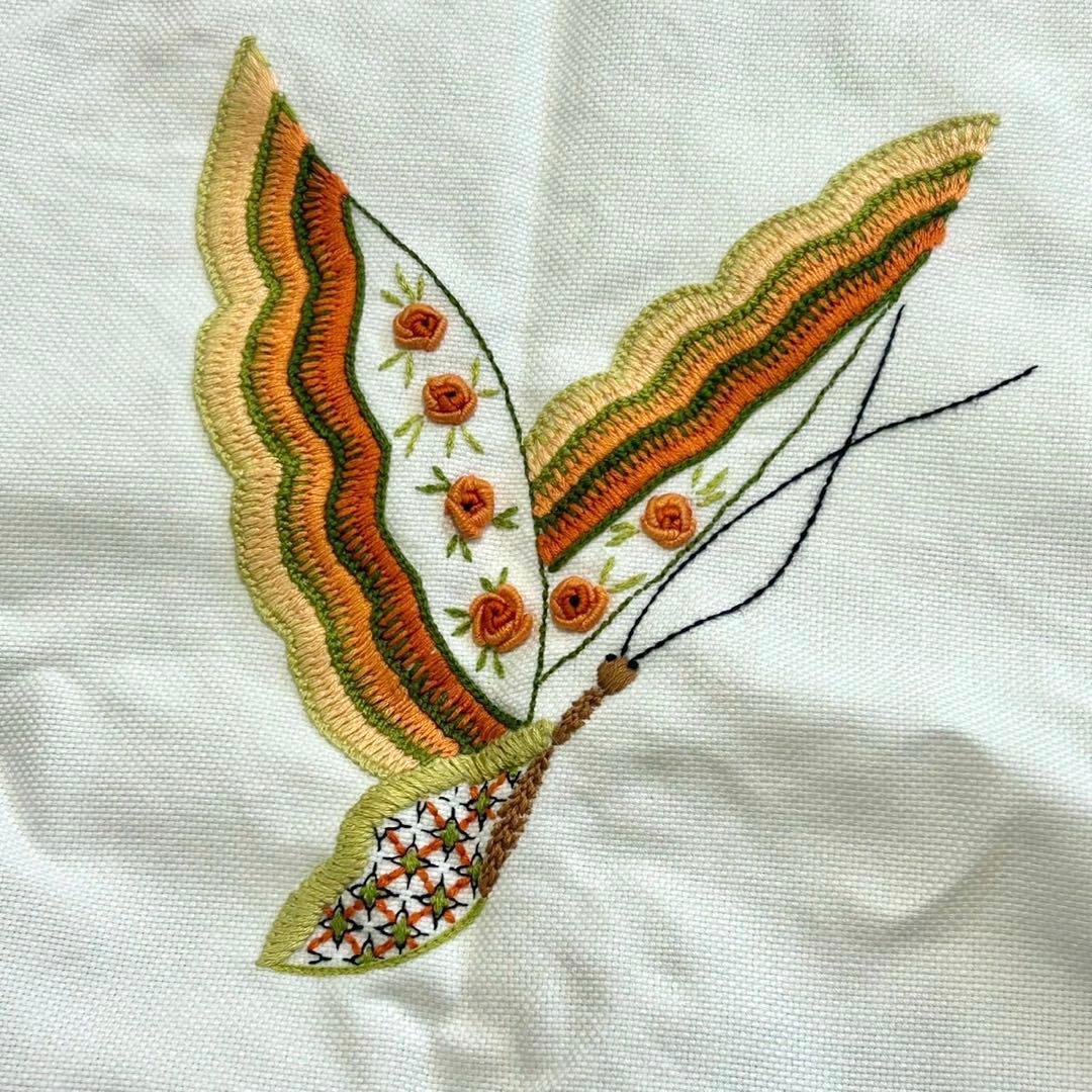 ※ハンドメイド※ 蝶の刺繍 テーブルクロス　戸塚刺繍　タティングレース