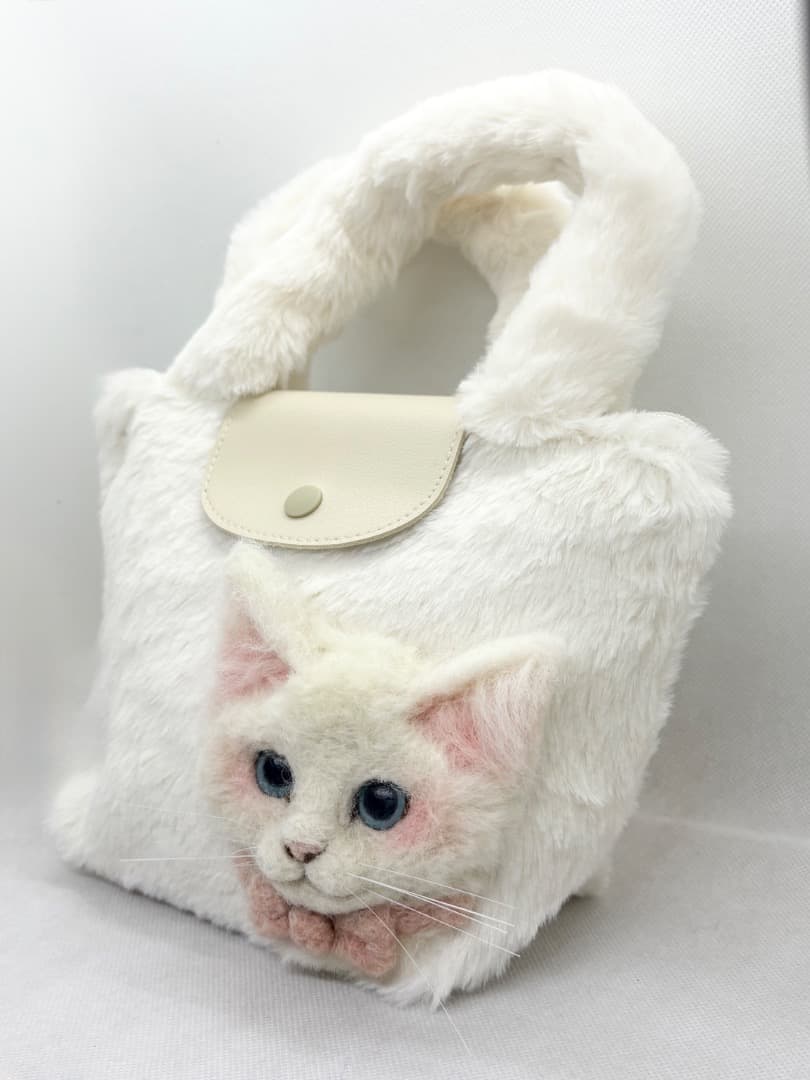 A猫 羊毛フェルト白猫のフェイクファーバッグ【ハンドメイド