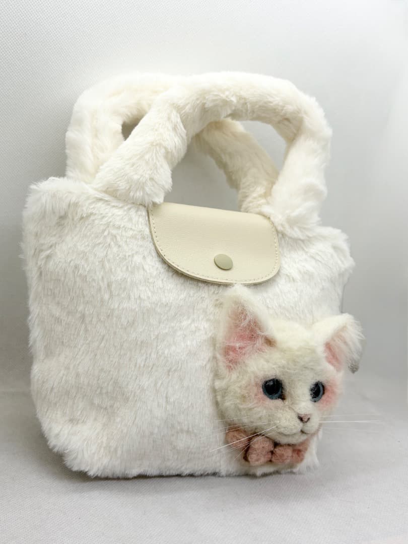A猫 羊毛フェルト白猫のフェイクファーバッグ【ハンドメイド