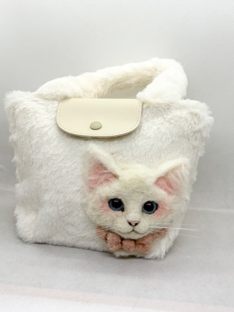 A猫 羊毛フェルト白猫のフェイクファーバッグ【ハンドメイド