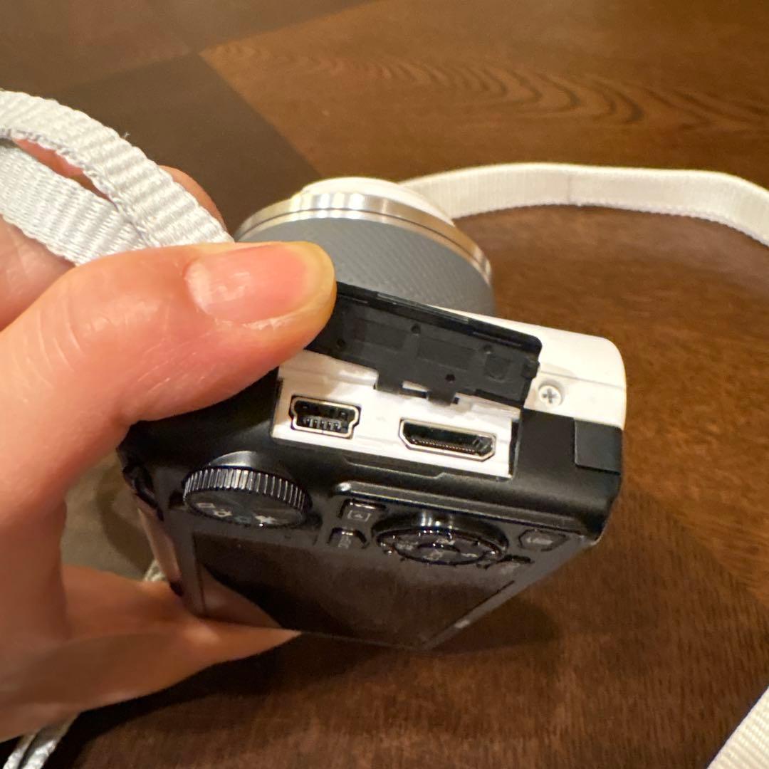 Nikon 1 J1 ホワイト コンパクトデジタルカメラ　ケース付き