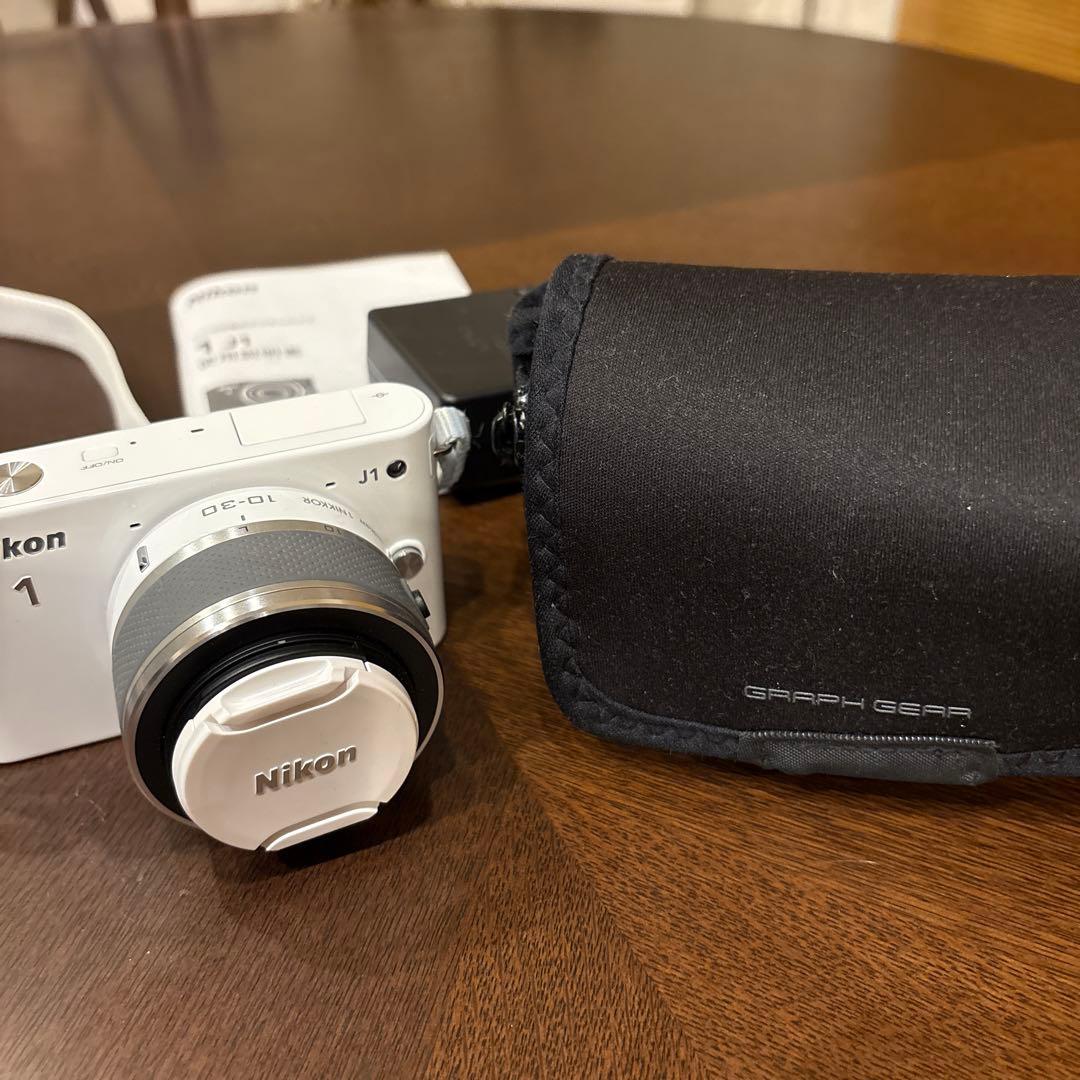 Nikon 1 J1 ホワイト コンパクトデジタルカメラ　ケース付き