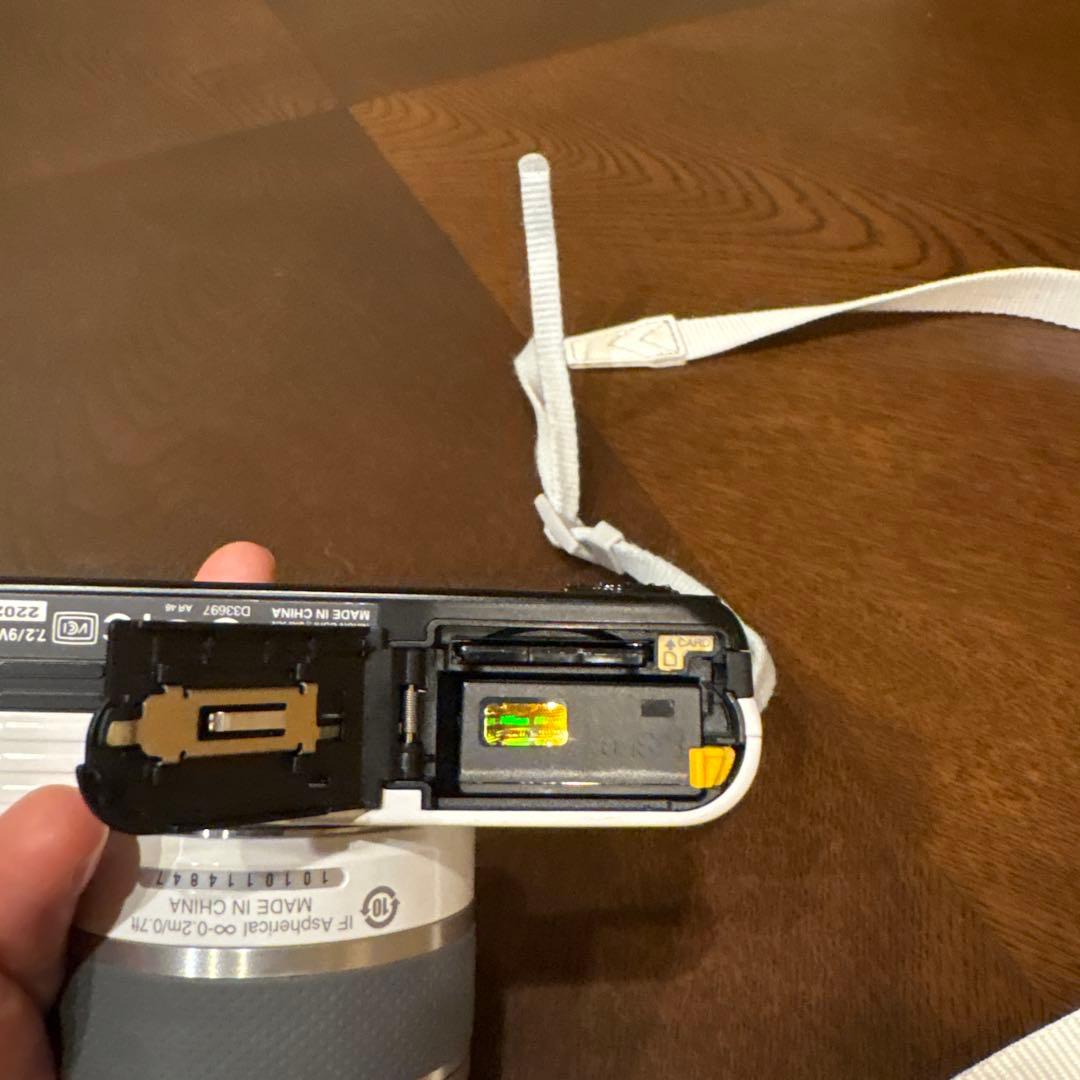 Nikon 1 J1 ホワイト コンパクトデジタルカメラ　ケース付き