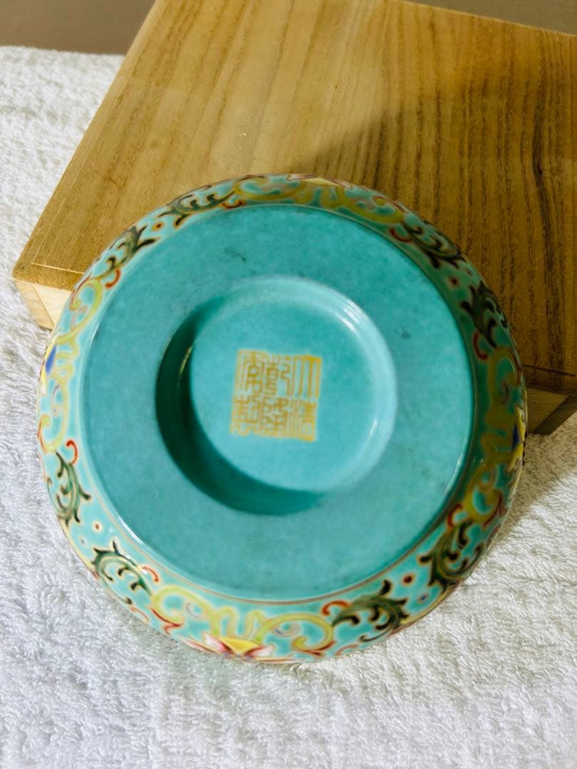 中国清時代　古美術 绿地粉彩花卉紋茶碗【大清乾龍年製】在銘