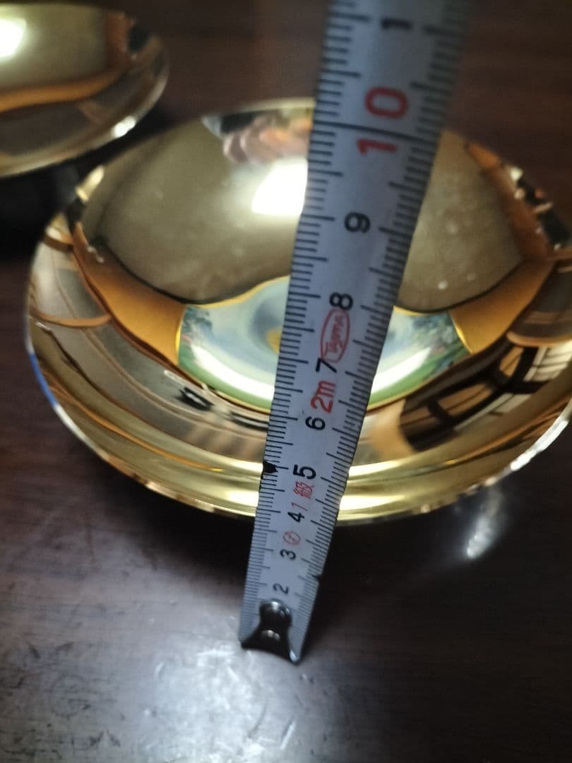 金のズシッとしたような皿2つです。