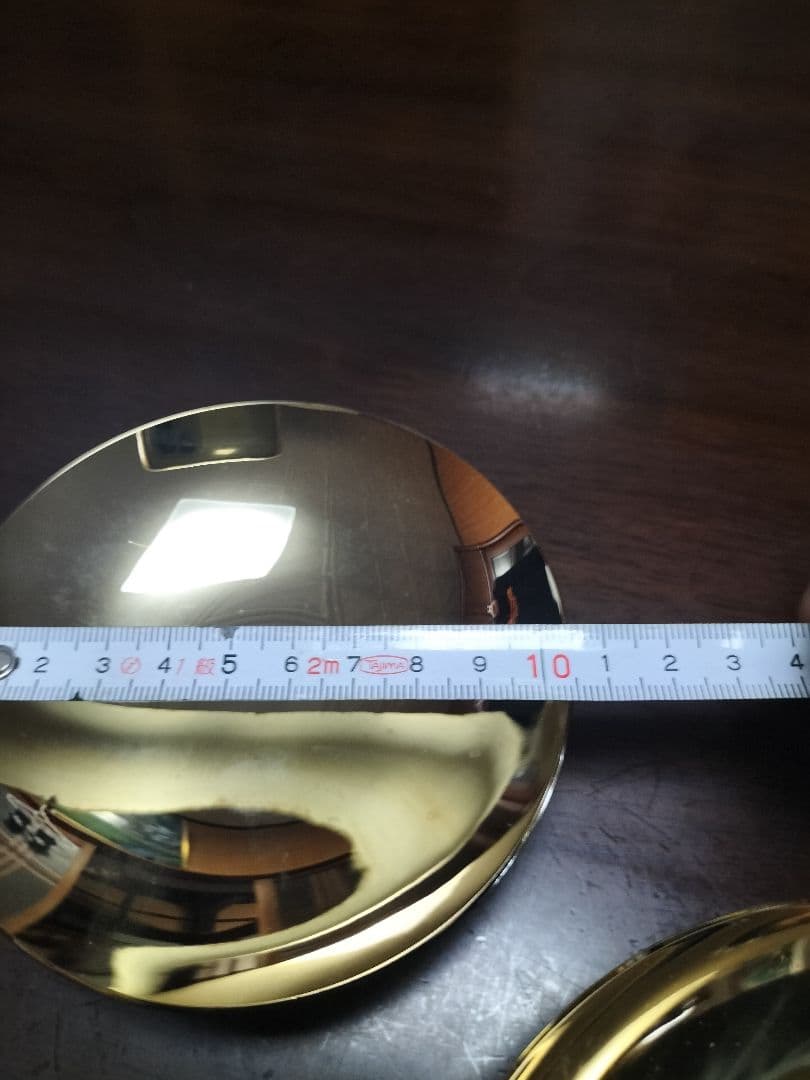 金のズシッとしたような皿2つです。