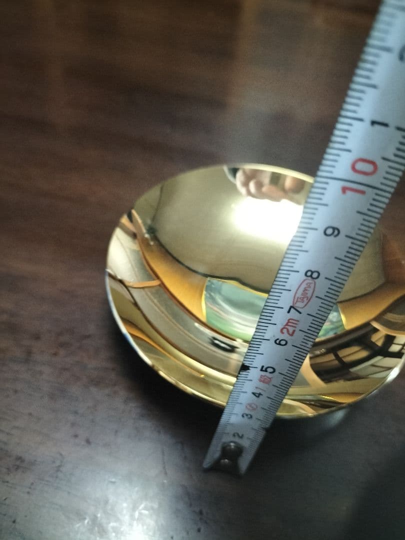 金のズシッとしたような皿2つです。