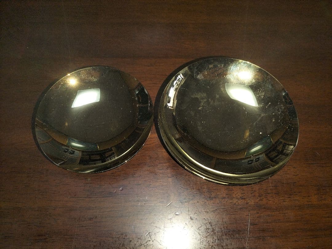 金のズシッとしたような皿2つです。