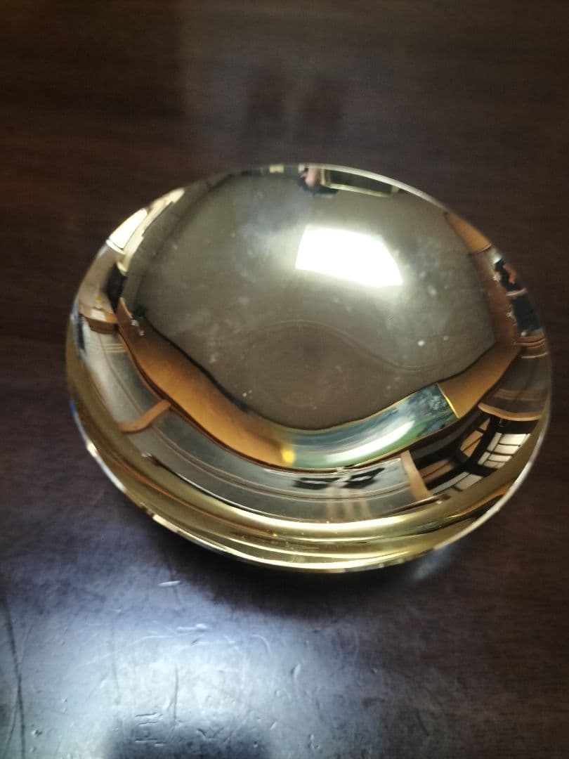 金のズシッとしたような皿2つです。