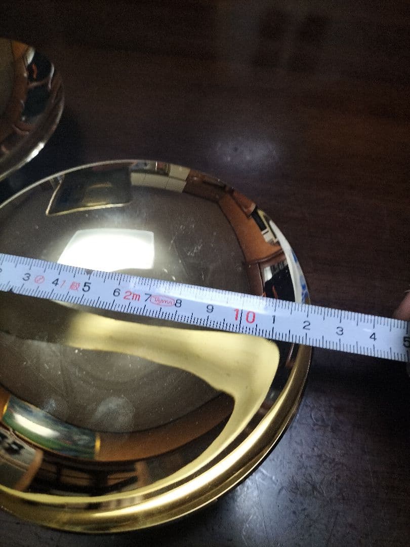 金のズシッとしたような皿2つです。