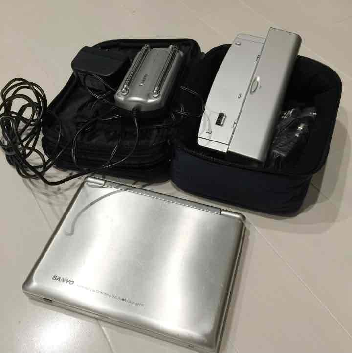 ポータブルDVDプレーヤー