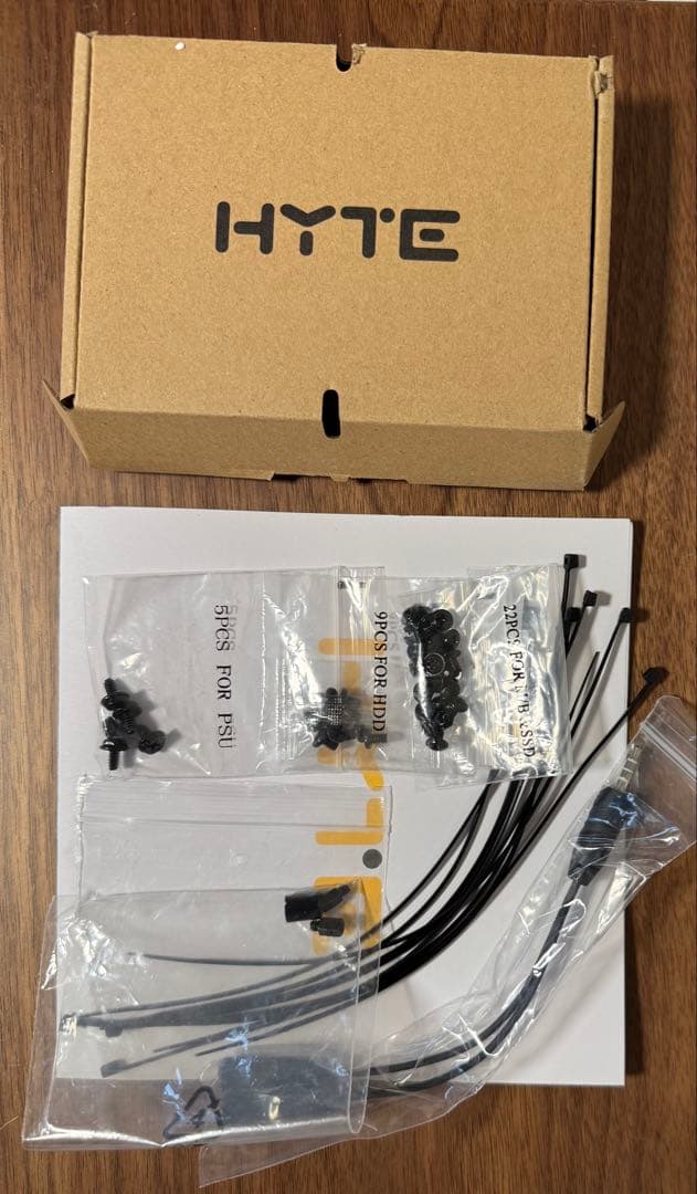 HYTE Y60  White PCケース