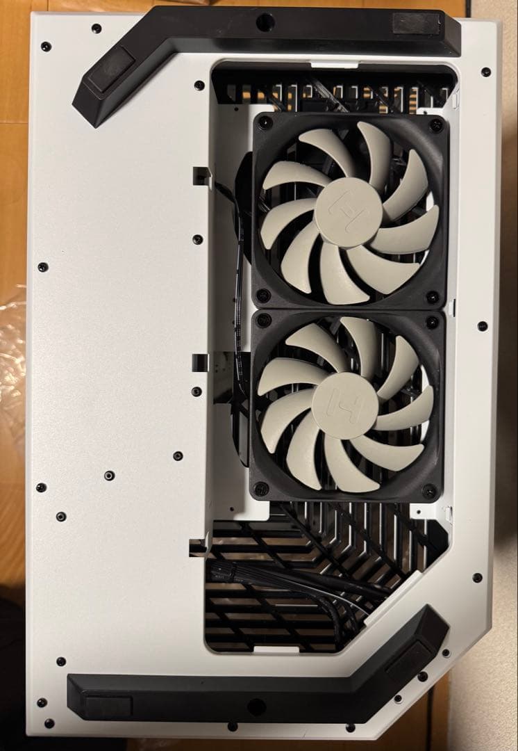 HYTE Y60  White PCケース