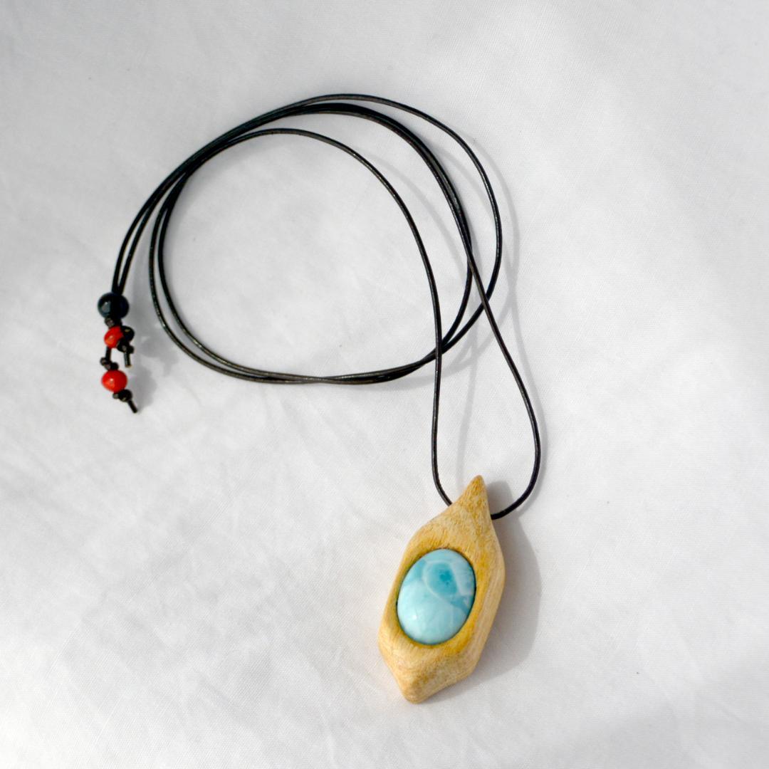 ”聖なる木”パロサント　ネックレス　＊＊　ラリマー・ワイルーロの実　５０２