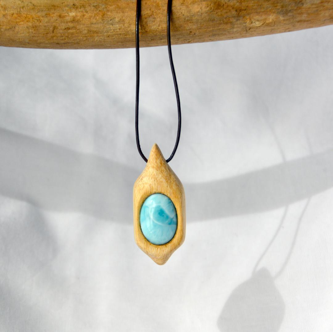 ”聖なる木”パロサント　ネックレス　＊＊　ラリマー・ワイルーロの実　５０２