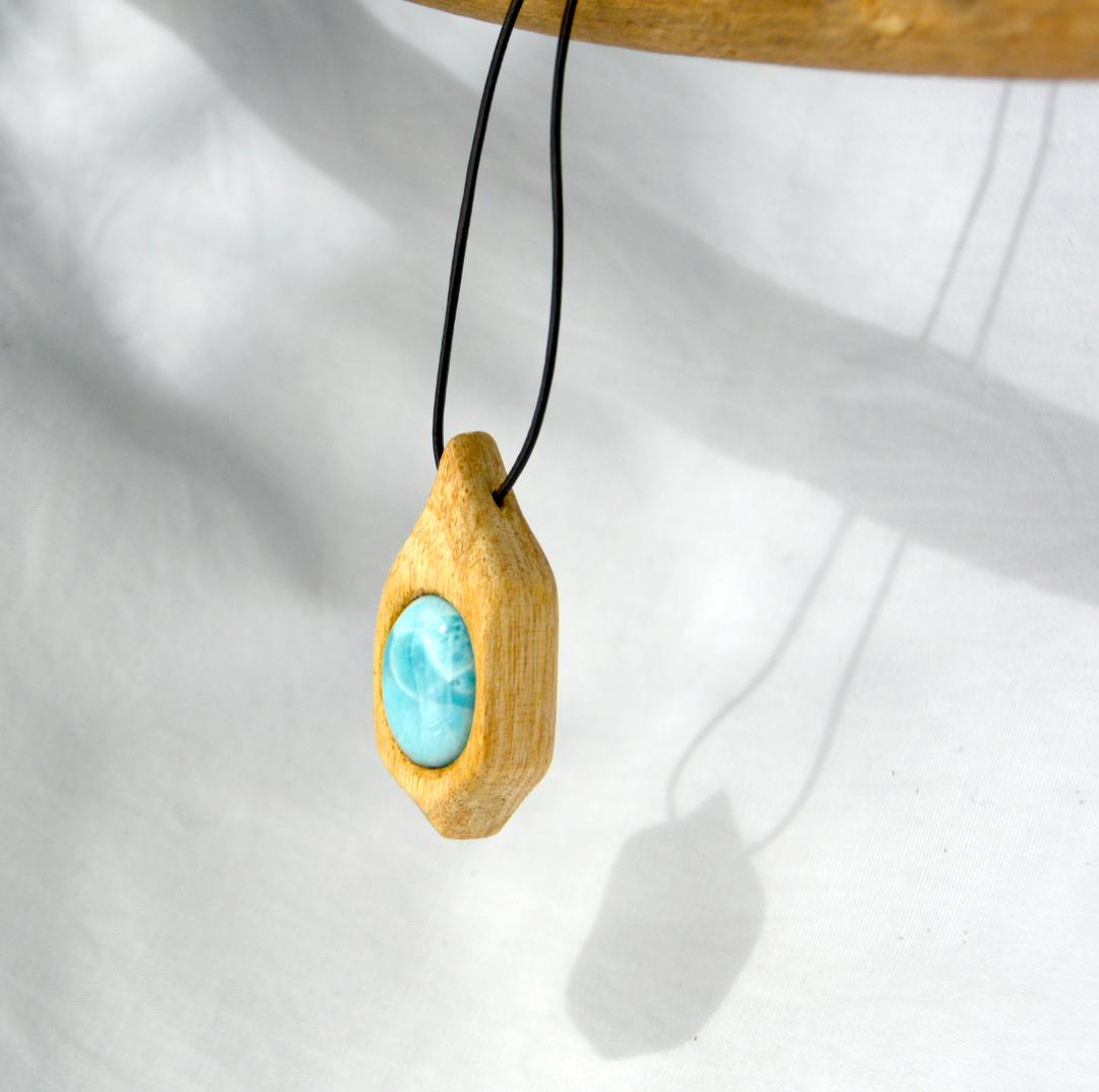 ”聖なる木”パロサント　ネックレス　＊＊　ラリマー・ワイルーロの実　５０２