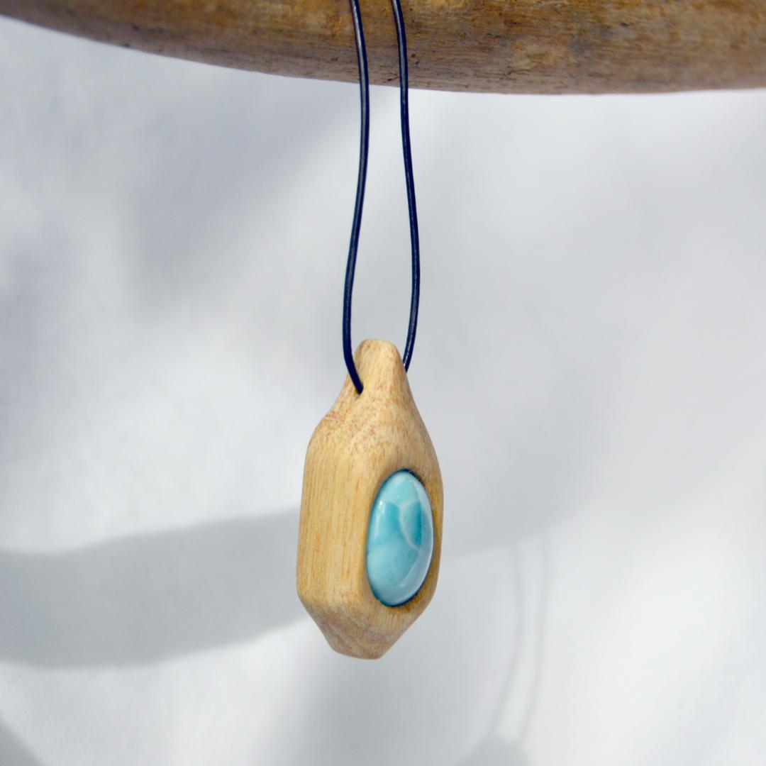 ”聖なる木”パロサント　ネックレス　＊＊　ラリマー・ワイルーロの実　５０２