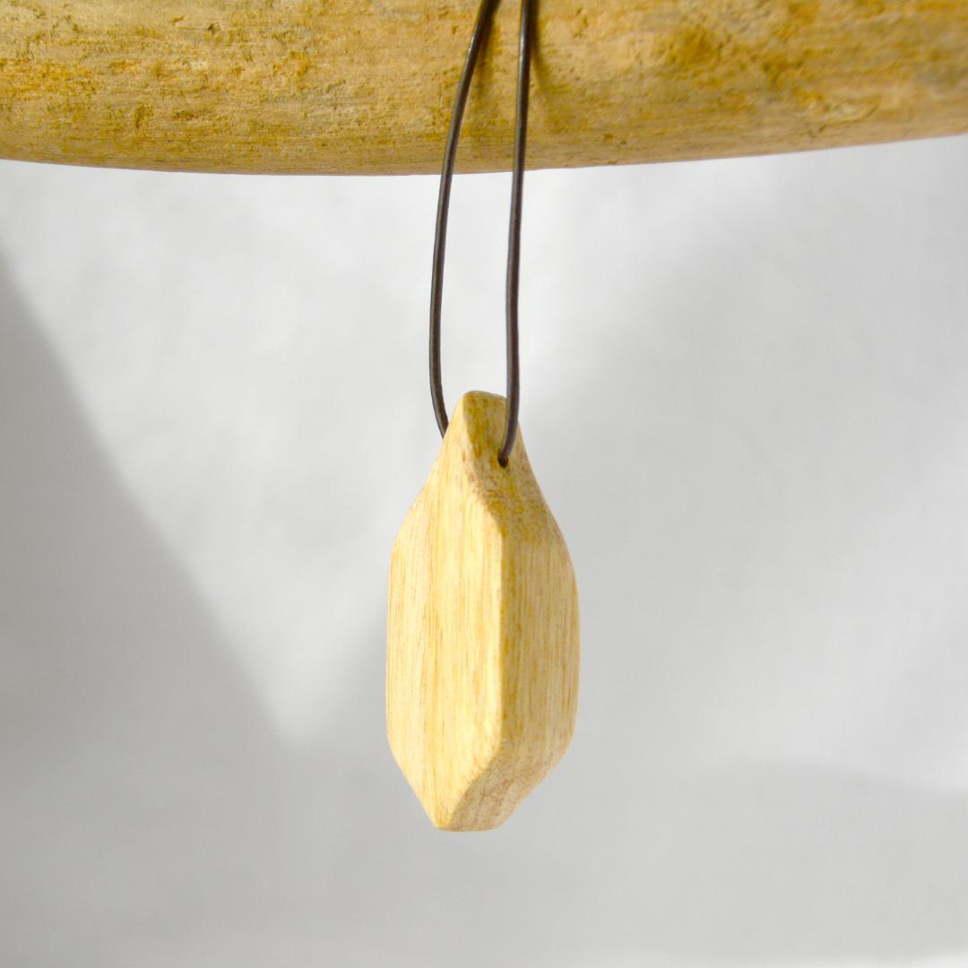 ”聖なる木”パロサント　ネックレス　＊＊　ラリマー・ワイルーロの実　５０２